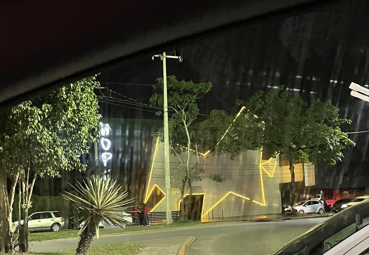 jcabrera_arnica's tweet photo. Antros abiertos, taxistas sin cubrebocas, así en Villahermosa @SSalud_Tab @semovitabasco @cmmerino @Gobierno_Tab https://t.co/ICJYOKkPca
