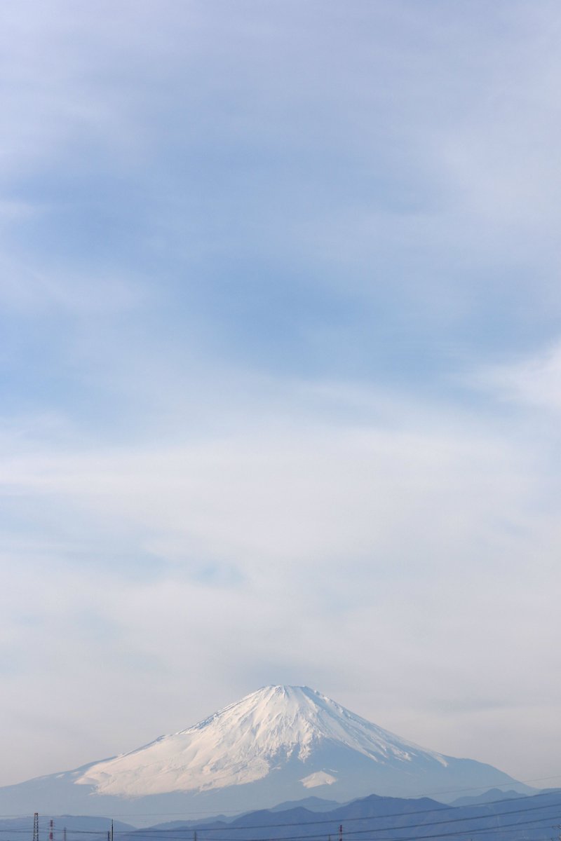 昼下りの富士山です。 少し雲が薄くなりました。