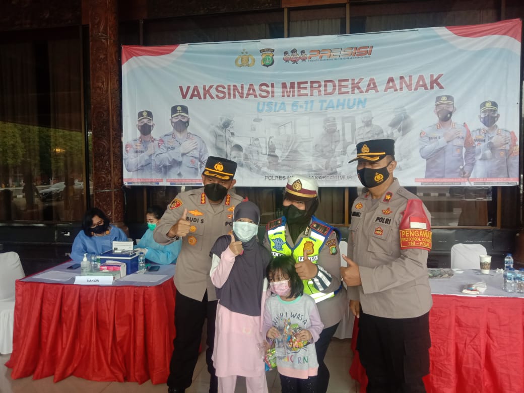 TMCPoldaMetro's tweet photo. 11.47 Unit Dikyasa Sat Lantas Jakarta Timur mendampingi Bapak Kapolres Jakarta Timur melakukan monitoring pelaksanaan Vaksinasi Anak Merdeka usia 6 - 11 tahun di Gedung Sasono Langeng Budoyo TMII. https://t.co/jri0TTqw3U