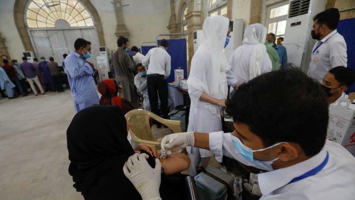 Nawaiwaqt_'s tweet photo. #BreakingNews
مارکیٹس میں ویکسی نیٹڈ افراد کو داخل ہونے کی اجازت ہوگی
#MuradAliShah #CoronaVirsuPandemic #CoronaTaskForce @GovtofPakistan @MuradAliShahPPP @MediaCellPPP @OfficialNcoc https://t.co/RHc2ggWFXU