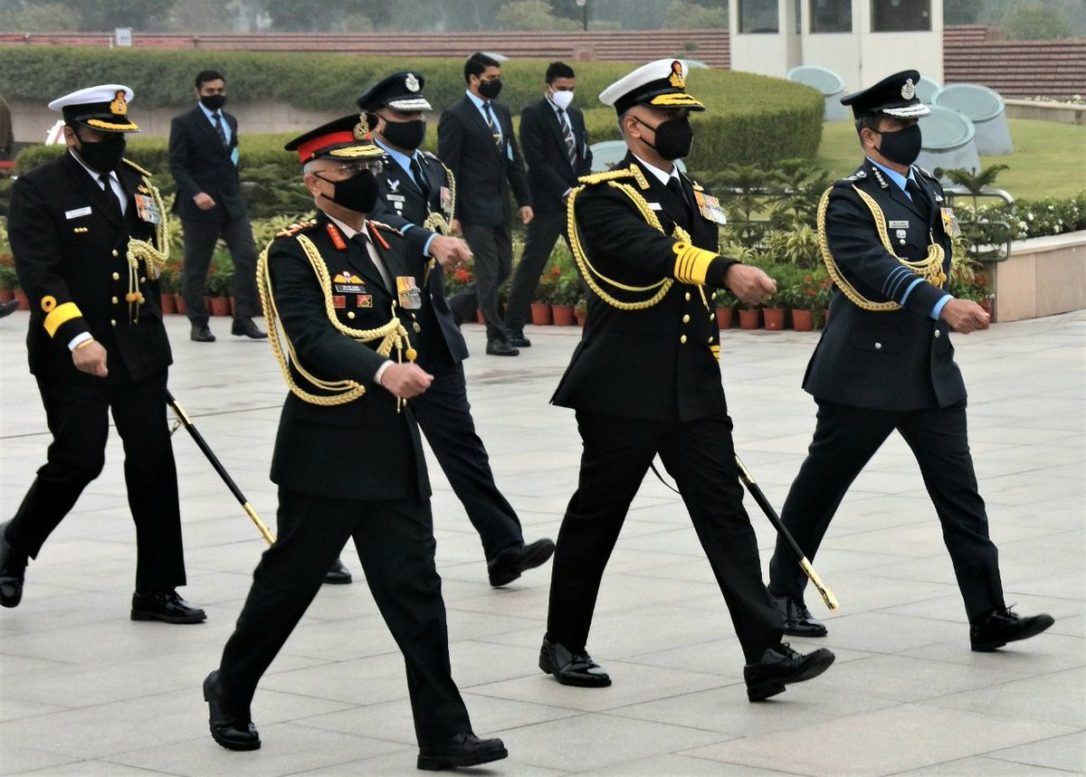 adgpi's tweet photo. #ArmyDay 

On the occasion of #ArmyDay 2022, General MM Naravane #COAS, Admiral R Hari Kumar #CNS &amp; Air Chief Marshal VR Chaudhari #CAS laid wreaths in the memory of #Bravehearts at National War Memorial #NWM.

#IndianArmy
#AmritMahotsav https://t.co/hM7NwEdkHL