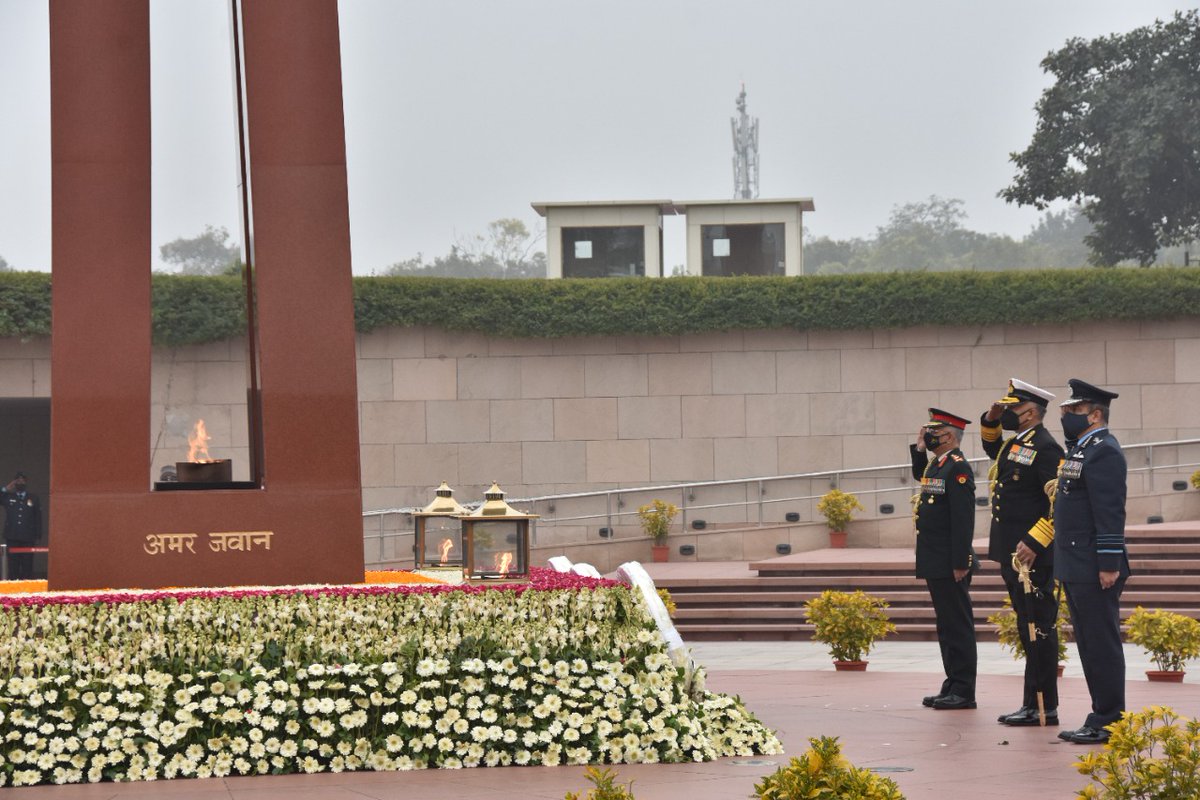 adgpi's tweet photo. #ArmyDay 

On the occasion of #ArmyDay 2022, General MM Naravane #COAS, Admiral R Hari Kumar #CNS &amp; Air Chief Marshal VR Chaudhari #CAS laid wreaths in the memory of #Bravehearts at National War Memorial #NWM.

#IndianArmy
#AmritMahotsav https://t.co/hM7NwEdkHL