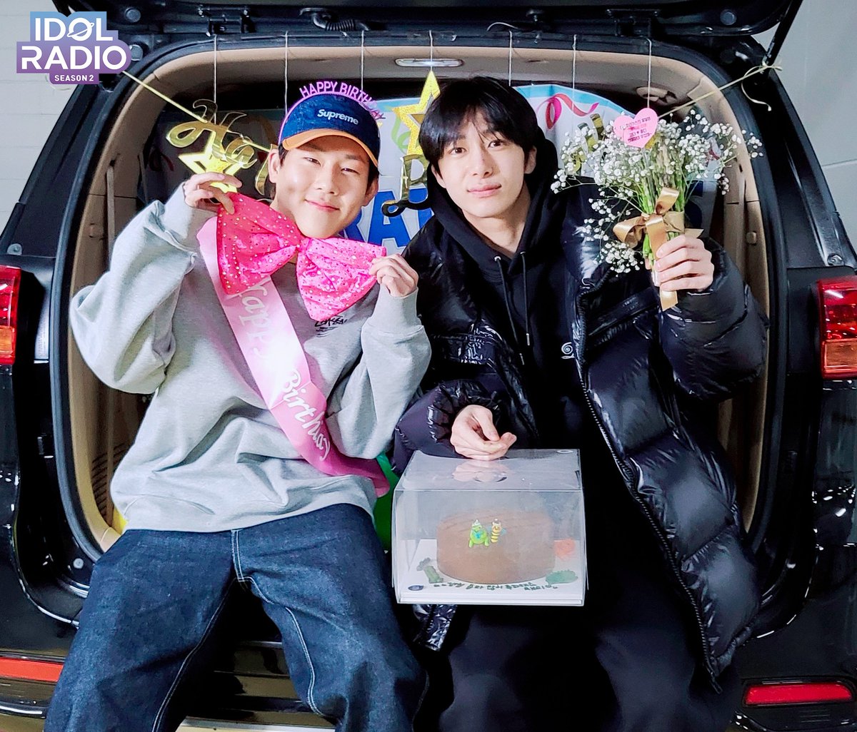 djwonniebebe's tweet photo. they look like they just got engaged because of the congratulations banner ๐๐๐
#HBDtoHYUNGWON
#ํธ๋ฅด๊ณ ์๋ฆ๋ค์ด_ํ์์ด์ํ๋ฃจ
#ํ์ #MONSTAX_Planet https://t.co/0KbmPIZbAJ