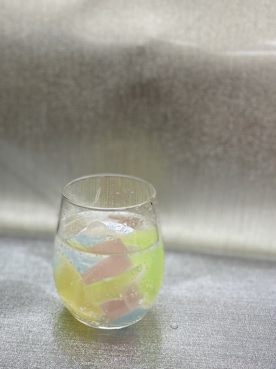 MIDORISEIKA's tweet photo. こはく糖「星のたより」。
満点の星空から零れ落ちた星のかけら。
外はシャリっと中は柔らかい絶妙な食感。
天然着色料使用で優しい5色の味わい。
伝統的な製法で炊き上げ、職人がひとつひとつ星のかけらの形に削り出しています。
季節限定の味わいも。
https://t.co/3IUn2s8AbQ
#琥珀糖
#星のたより https://t.co/OiK3YV5r7u