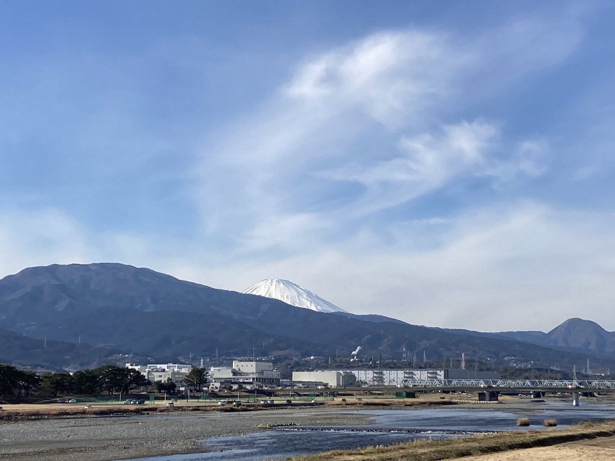 気温9.5℃ お日さまのあるうちにお買い物🚲 西湘バイパスは工事通行止めの影響？でノロノロ🚙🚗🚙🚗 並行して走る1号線も車の量は多い気がしますw