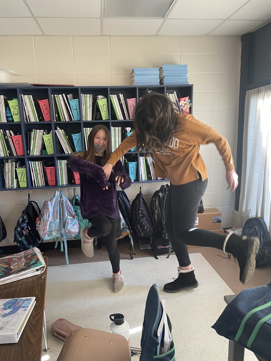 JennaFleming81's tweet photo. Roaring 20s day was the bees knees for our 5ths! We had a swell time learning the Charleston. 💃🏻@WeAreUnionSTEAM #fleming5thforce https://t.co/JE5VO07TEJ