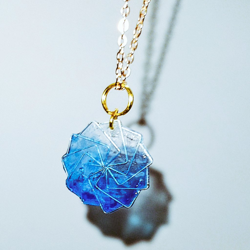 『ネックレス』レジン作品

「ホッチキスの針」とレジンを組み合わせて作ってみました！！
影が綺麗に出るのが好き！

#ハンドメイド
#レジン