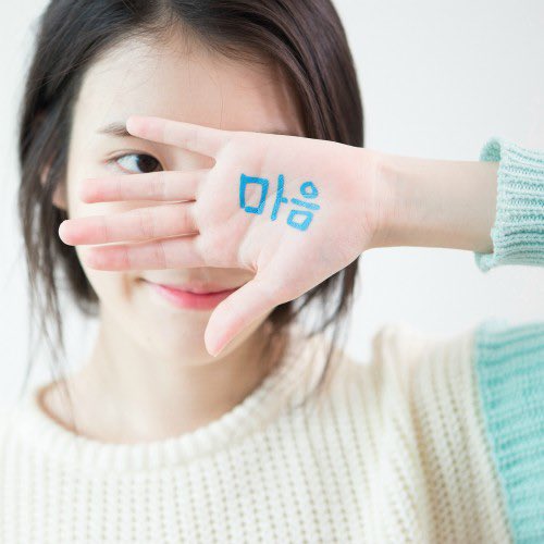 A49627's tweet photo. 아이유에게 2015년은 어떨까 마음 속 나쁜 부분 불순한 부분은 빼고 가장 좋은 부분만 뜰채에 떠서 노래로 남기고, 자신에게 일어난 이야기지만 모두에게 일어날 수 있고 생각할 수 있는 일들을 챗셔 안에서 함께 소통하길 원했던 23살의 이지은에게 2015년은 .. https://t.co/AATARw6Jg4