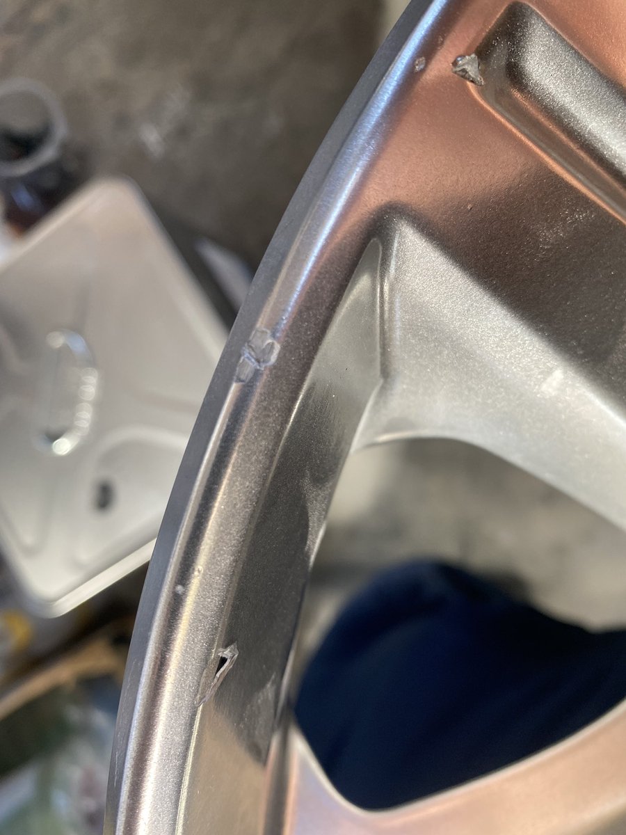 MA89009323's tweet photo. 使った道具は、UVレジン、UVライト
150番ペーパー600番ペーパー、近似色タッチペン

塗装が欠けて、段差になってる箇所を埋める様にレジンを入れて硬化させます。
150番は他の塗装部に当たらない様にレジンを削ります　その後600番でなるべく狭く慣らします。
その後タッチアップしたら完成！ https://t.co/gvc0KgQAUj