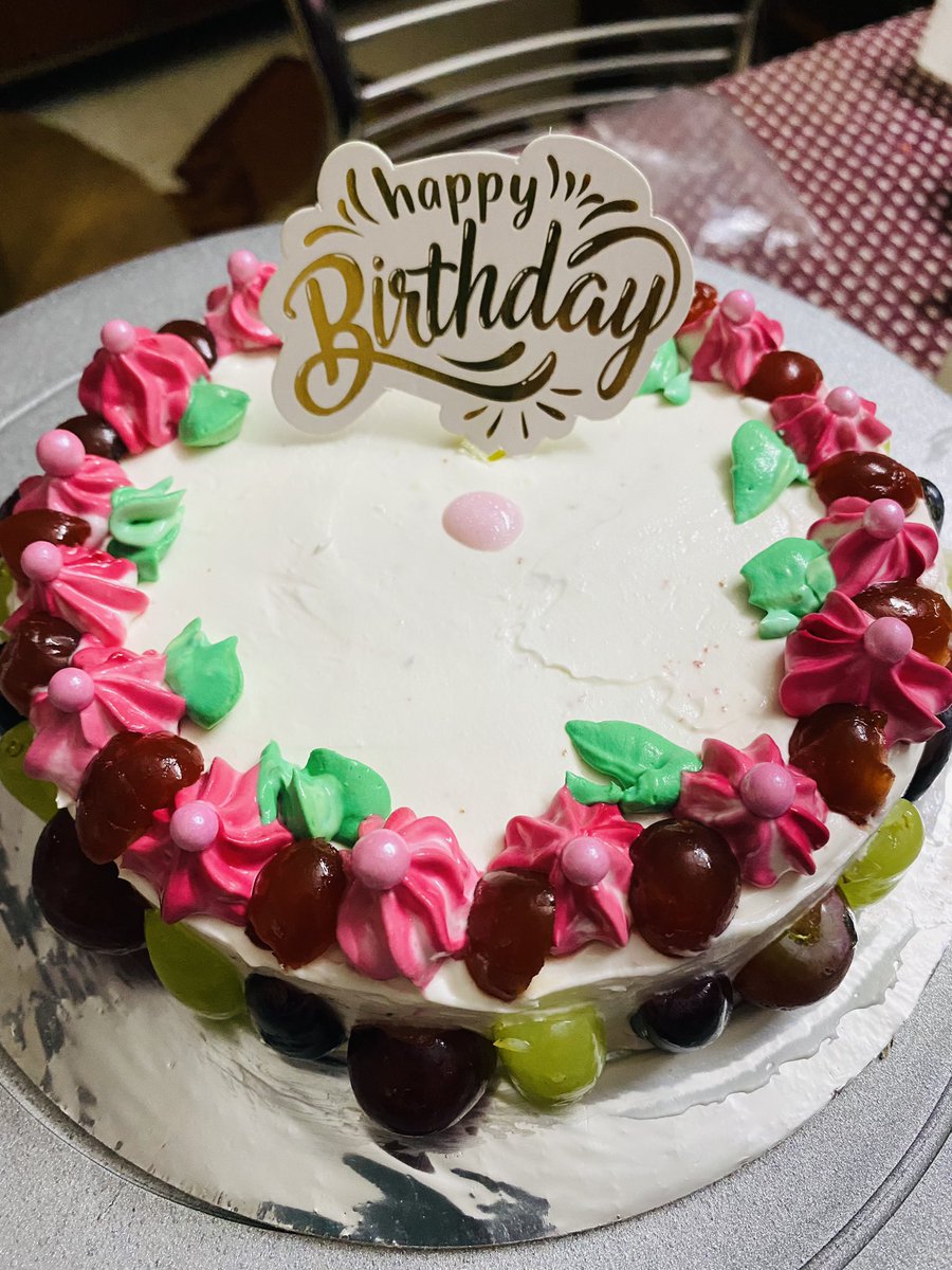 MUMsYUM's tweet photo. Fruity red velvet cake
#cake #Bhubaneswar #bakery #mumsyum https://t.co/GKM2k5gg63
