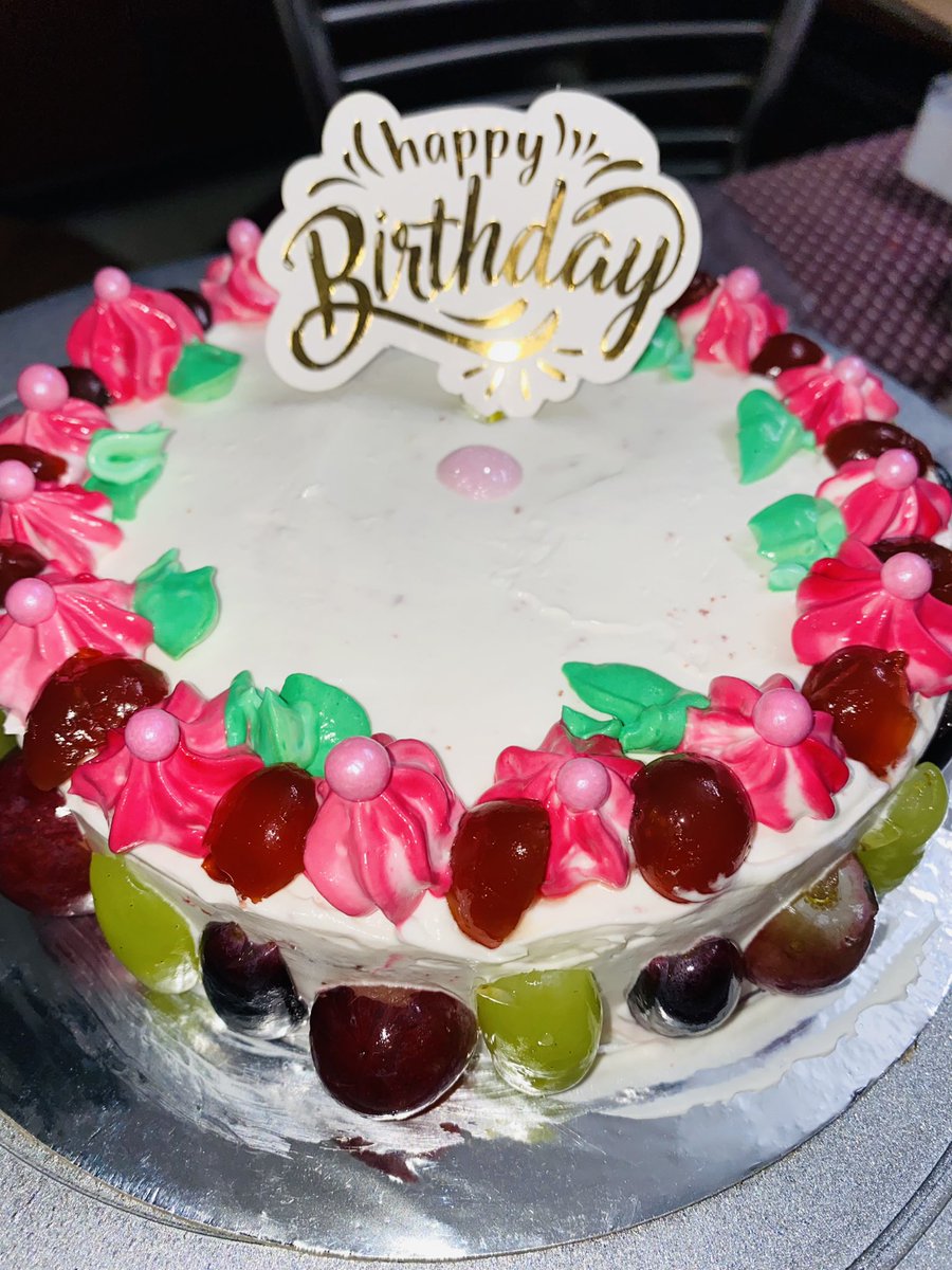 MUMsYUM's tweet photo. Fruity red velvet cake
#cake #Bhubaneswar #bakery #mumsyum https://t.co/GKM2k5gg63