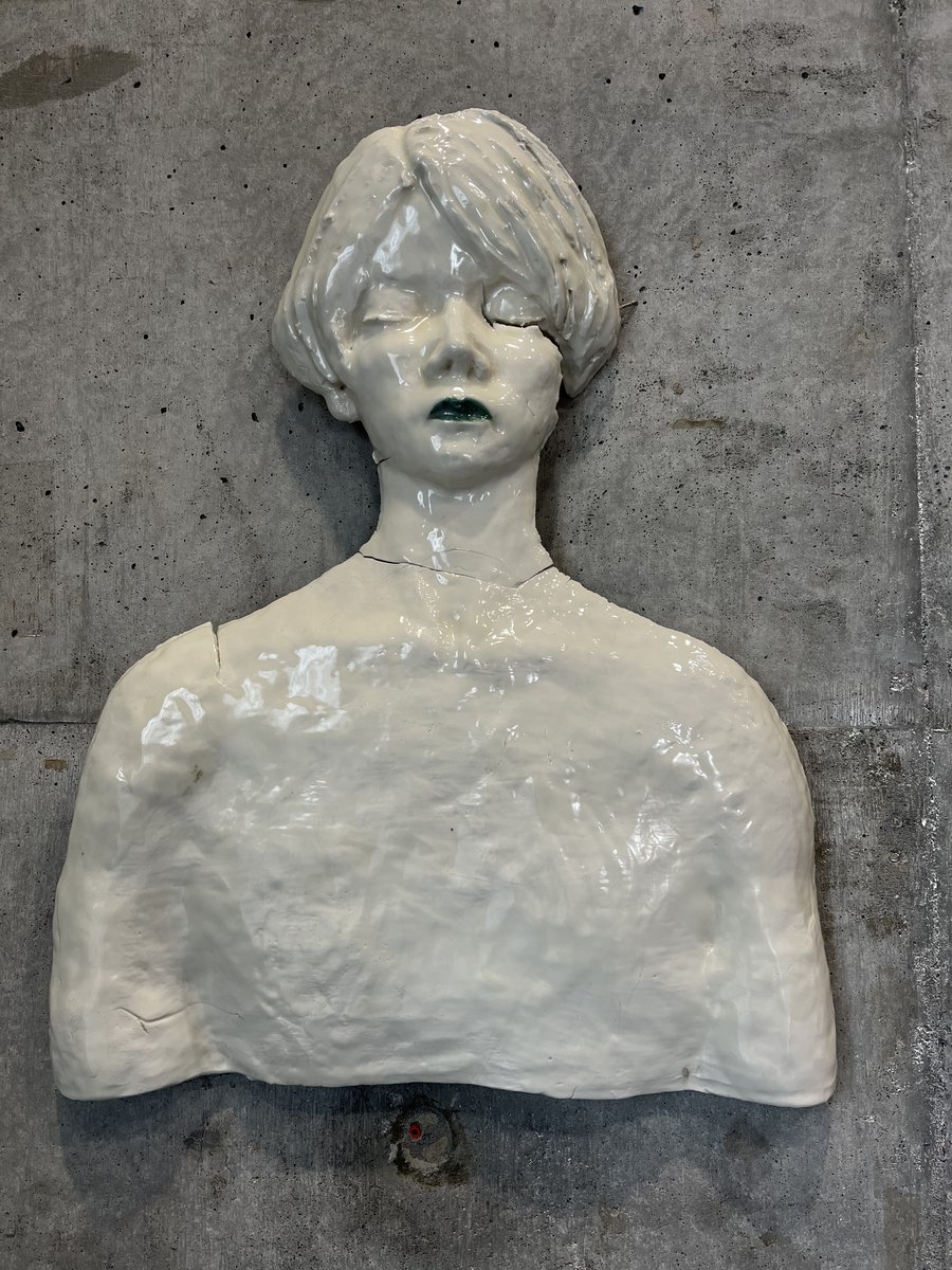 作品展示の一部をご紹介。人物モチーフ作品いろいろ。木彫、石彫、陶