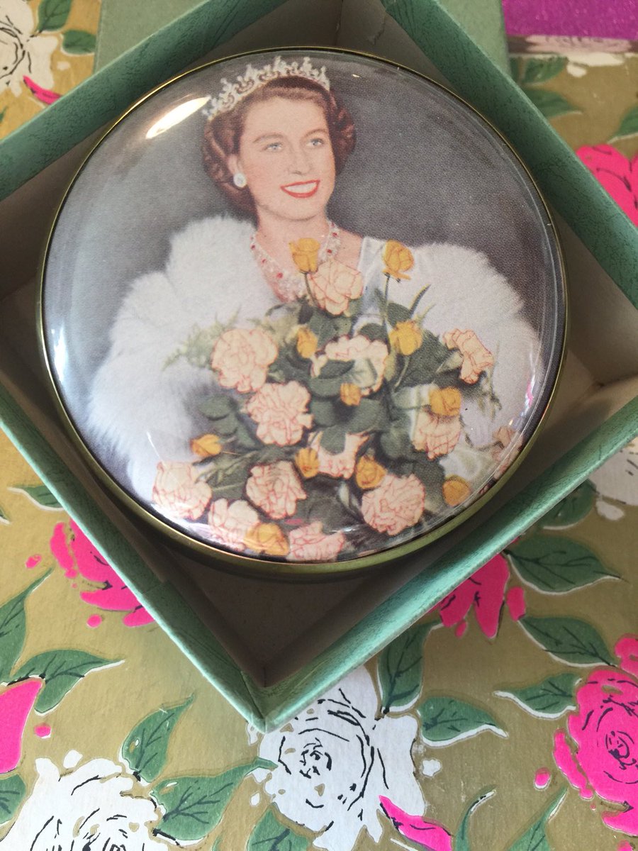 WatsonsVintage's tweet photo. A BEAUTIFUL Gift to give to a lover of Our Queen in her 70th Coronation Year in my #etsyshop EXTREMELY #RareVintage 'Gwenda' Powder Puff Jar Featuring #TheQueen in her #1952CoronationPicture - Looks Unused #PrettyGift #RoyalCollectable https://t.co/1NJXCXXrgd #Gwenda #PowderPuff https://t.co/EU4IPiQ6Iv