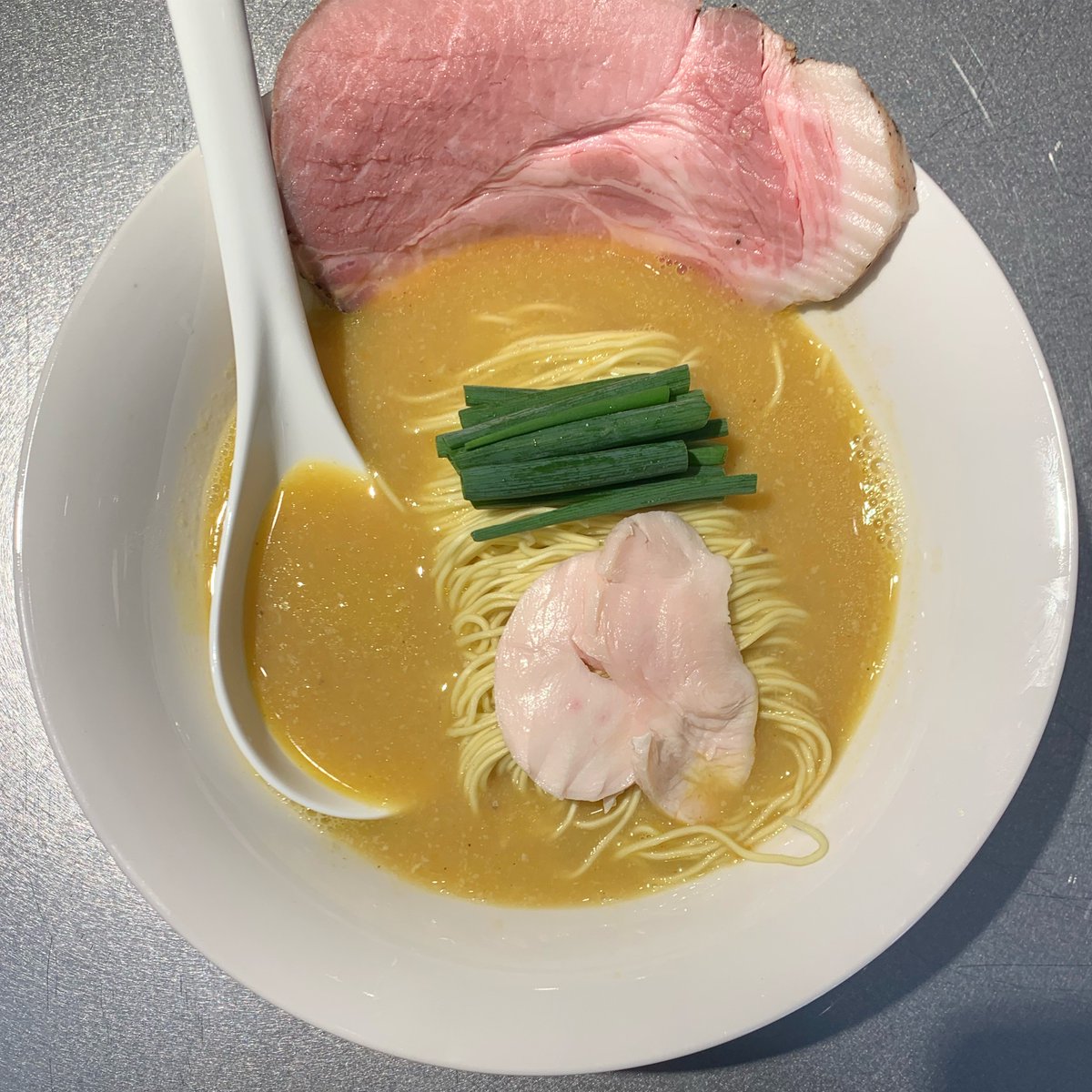 らぁ麺鶏と泣く。（らぁ麺（醤油）） 。