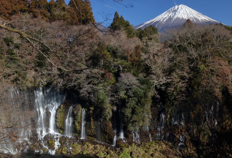 富士宮市、白糸の滝展望台にて。 この日は一日中、どこに行っても富士山が見られました♪ 近くの白糸の滝環状交差点の通過も楽しかったし(^^) 2022.1.9撮影。