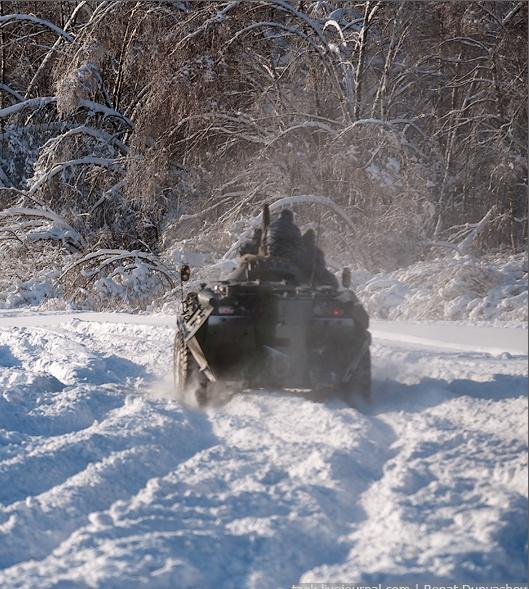 Армейский зим. Военные зимой. БТР В снегу. Зимние военные учения. Бронетранспортер в снегу.
