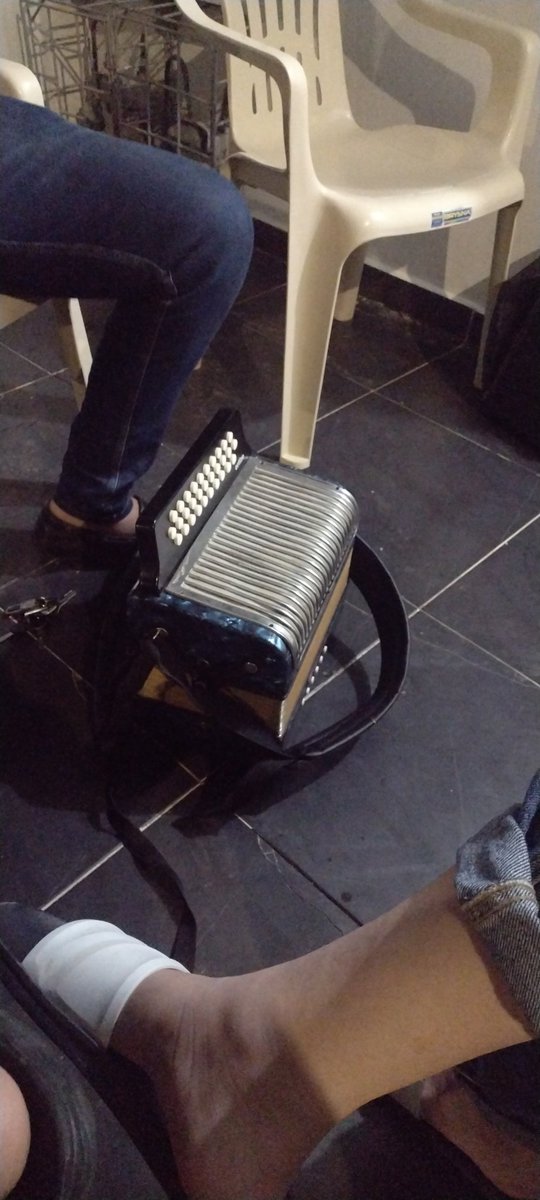 Fernand25052632's tweet photo. Una acordeon, vallenatico y ron.. esperando la amanecida, viviendo en la costa🌇.. amo mis raíces https://t.co/h6Zeg2EMvS