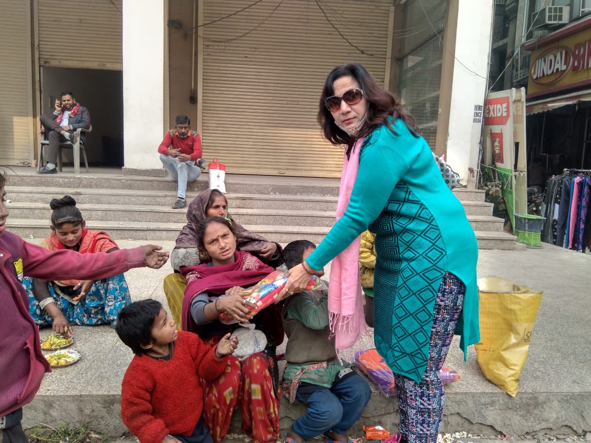 HRHHFDelhi's tweet photo. आज मकर सक्रांति पर ठंड में बच्चों को दूध पिलाते हुए और गरीब असहाय लोगों में कम्बल वितरित करते हुए ��हिला दिल्ली टीम।🙏🏻🙏🏻 

#जयसंघविजयसंघ @sonu_singh16 @tha_humanrights https://t.co/kMuIrCJz6D