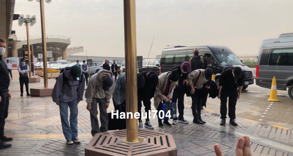 HANEUL704's tweet photo. سكيز وقفو قدامنا و انحنو لنا 😭😭
@Stray_Kids
#StrayKids_in_Riyadh https://t.co/oDwcC3UcVB