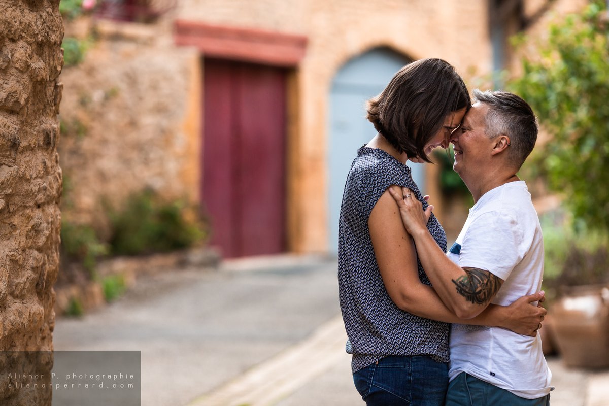 Un soir d'été, les pierres dorées et ces deux-là qui s'aiment ❤️ L'amour is in the air !⁠
⁠
Vous souhaitez vivre l'expérience unique d'une séance photo à deux ? Contactez-moi et nous discuterons de votre projet, de vos envies et de ce qui vous anime !...⁠