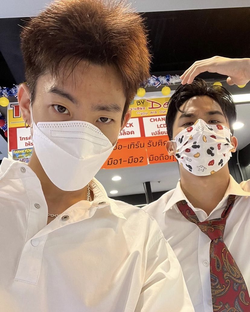 offgun_family's tweet photo. ก็หล่อไม่พักจริงๆนั่นแหละ หล่อจนใจเจ็บ💚💙
@off_tumcial 

#ป่าปี๊จะหล่ออะไรขนาดนั้น
#ออฟจุมพล #OffJumpol
#ออฟกัน #OffGun https://t.co/eKTFBvUhcb