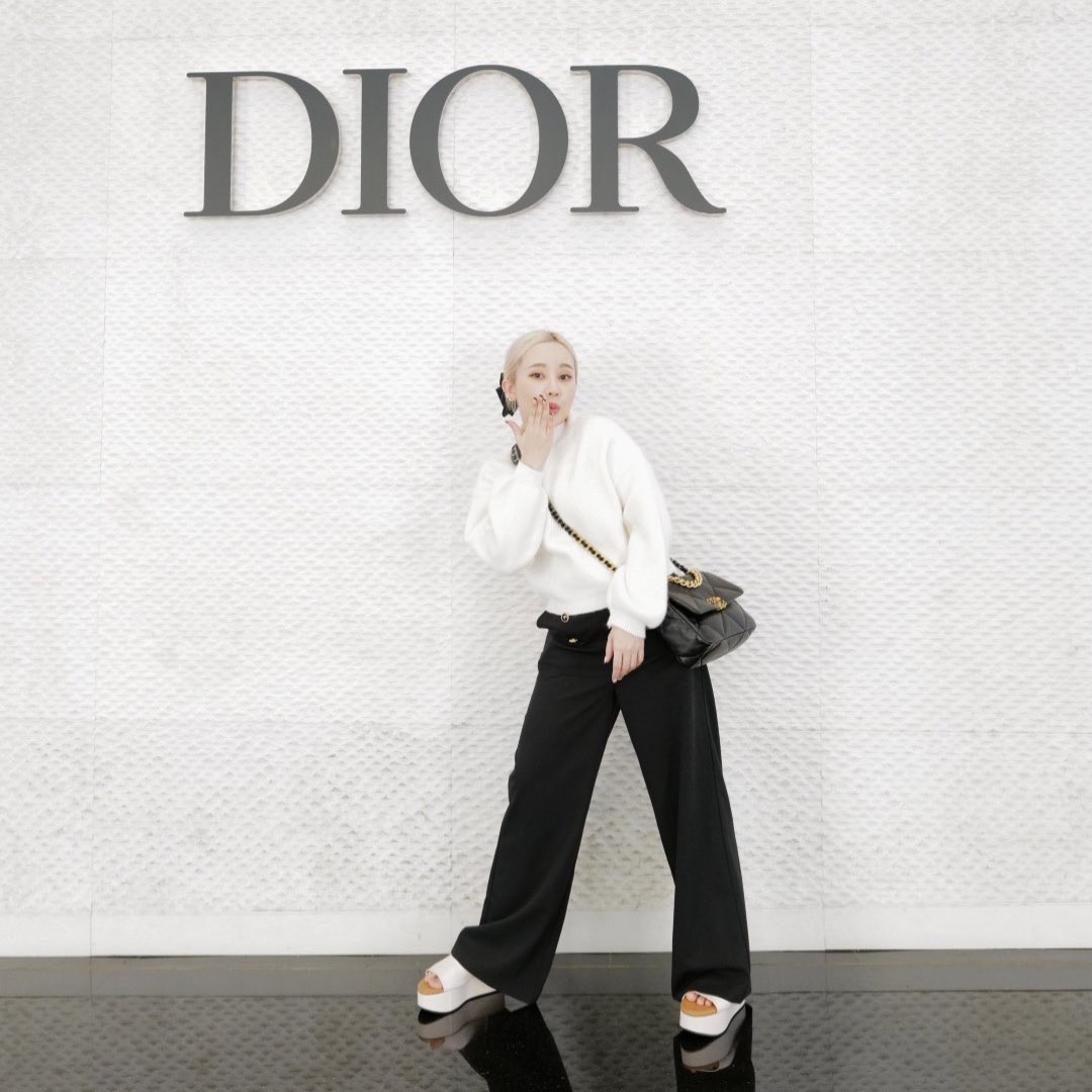 Viviennewonder's tweet photo. รีวิว Chanel 19 Size 26 อะไหล่ทอง สีดำ รอของนานมาก 555555 รุ่นนี้ใช้งานง่ายกว่าชาแนลหลายๆรุ่นเลย ใส่ของได้เยอะ แต่งตัวก็ง่าย สะพายครอสบอดี้สวย วี่สูง 155 สะพายแล้วดูไม่ใหญ่ไม่ยาวเกินไป คาดการ์ณว่า���าคาขึ้นอีกแน่ ค่าตัว 193xxx เดี๋ยวคลิปมา https://t.co/yw3rM75ReC