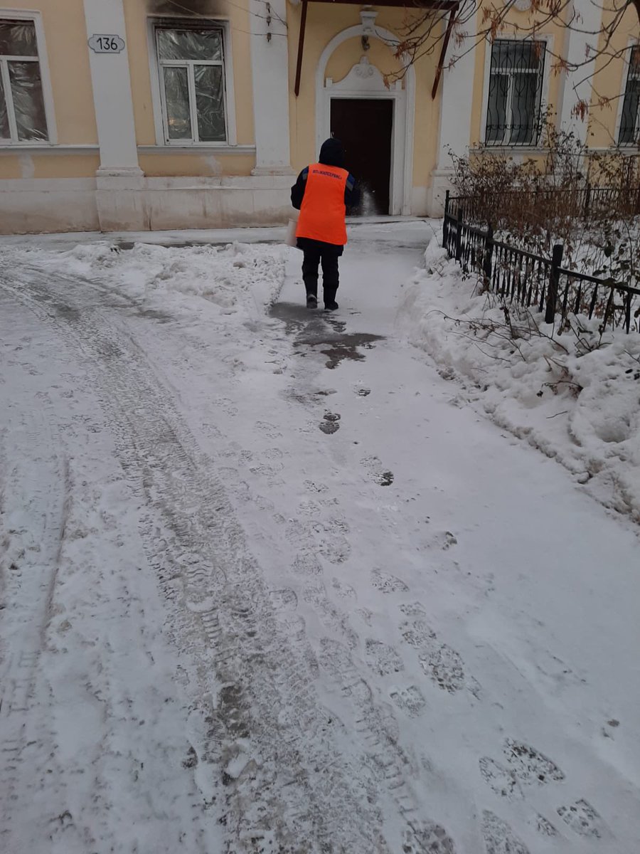 Работа дворников. 15.01.22. <a href="/rradyukov/">Роман Радюков</a> <a href="/AdmSamRna/">Администрация Самарского внутригородского района</a>