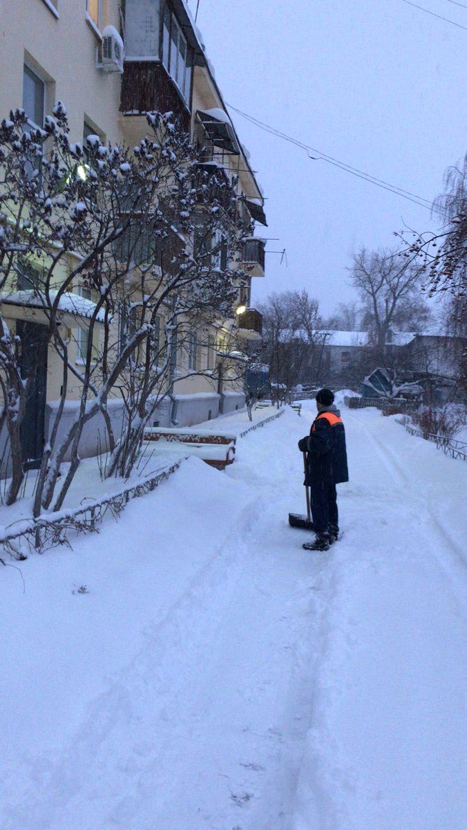 Работа дворников. 15.01.22. <a href="/rradyukov/">Роман Радюков</a> <a href="/AdmSamRna/">Администрация Самарского внутригородского района</a>