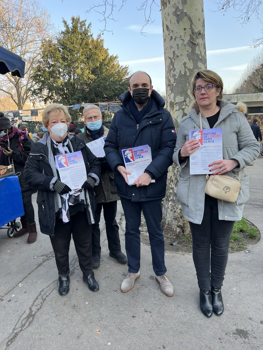C’est parti pour #Pecresse2022 <a href="/avecValerie/">Avec Valérie</a> ce matin sur le marché Berthier #Paris17 
Mains froides mais cœur chaud ♥️ du soutien des habitants du quartier 👍🚀