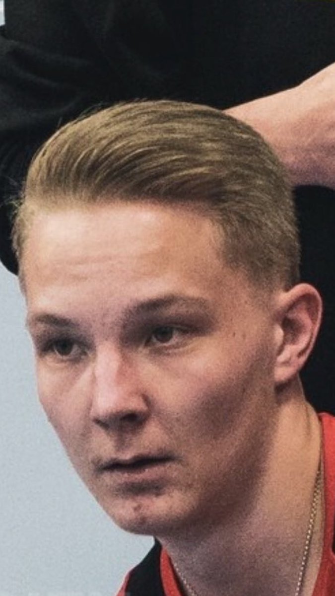 Meitsin ilme ku joutuu pellaa Helsingin fanipoikia vastaa tännää:D  Löytysköhä jostai hesa-suomi sanakirjaa että ymmärtäs Niemen hössötystä?