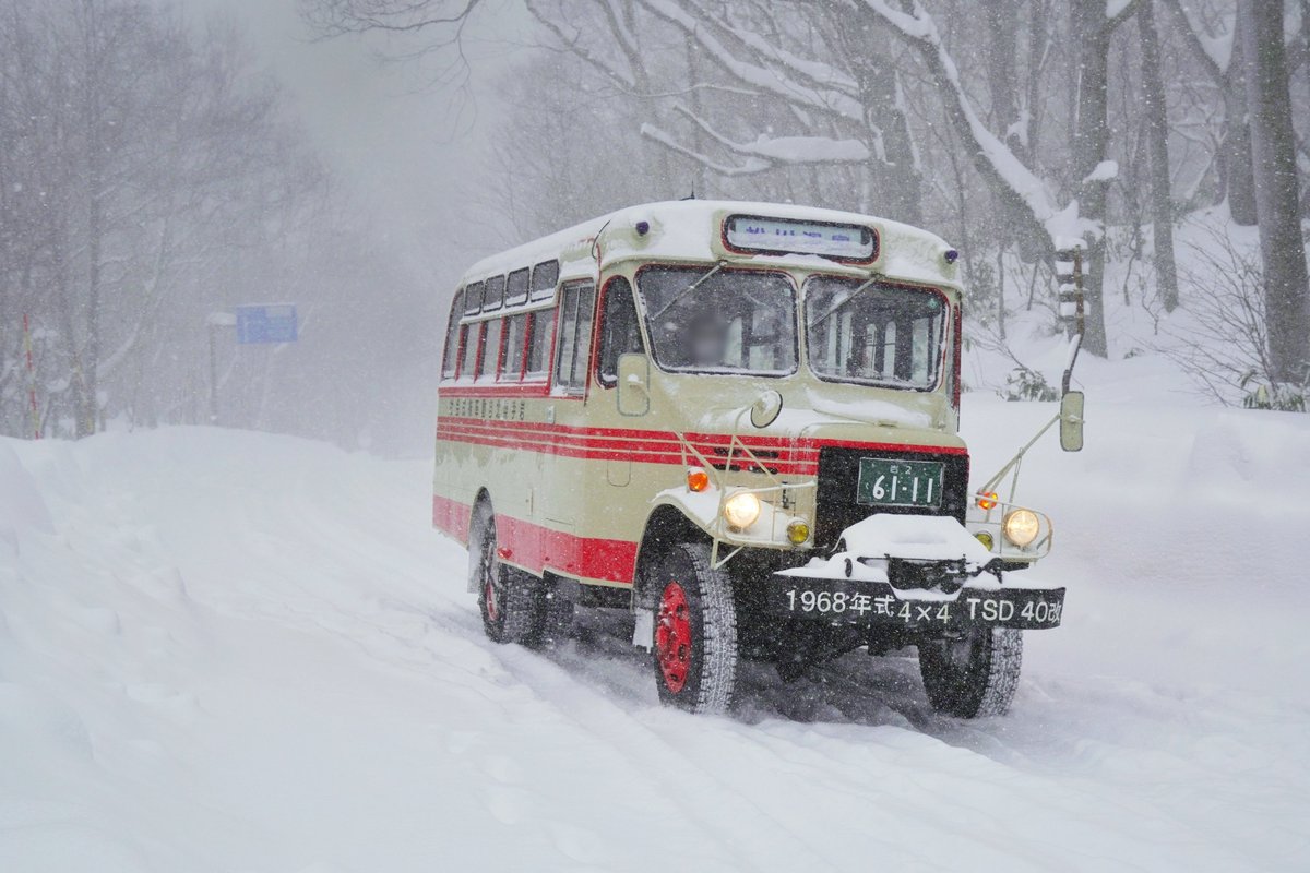 elekibusuter's tweet photo. 岩手県の秘湯、松川温泉。
冬期は積雪と急勾配のため通常の路線バスでは走行が難しく、昭和時代の全輪駆動ボンネットバスが今も現役で活躍している。

岩手県北バス 松川温泉線 https://t.co/HZYzdsgKzH
