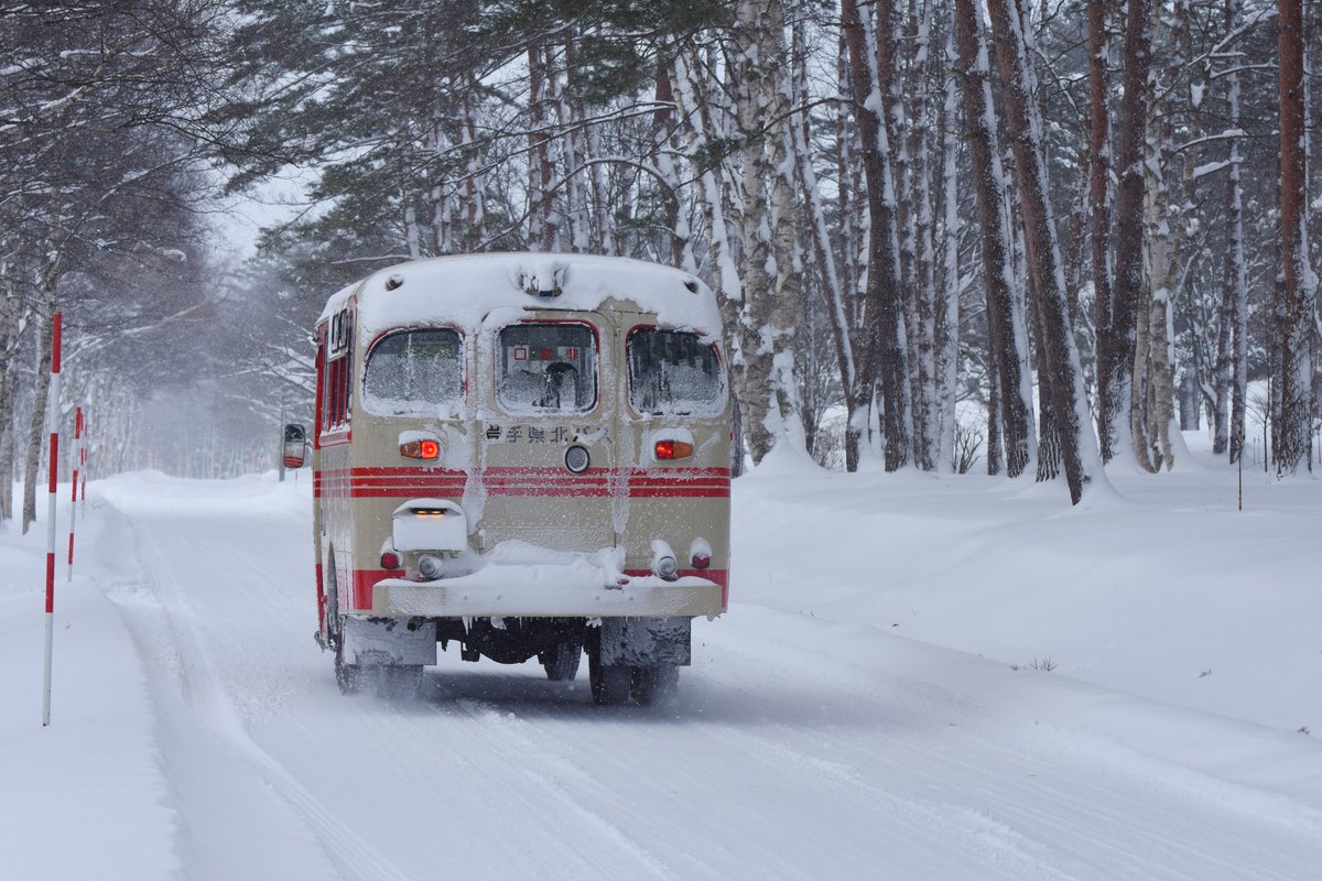elekibusuter's tweet photo. 岩手県の秘湯、松川温泉。
冬期は積雪と急勾配のため通常の路線バスでは走行が難しく、昭和時代の全輪駆動ボンネットバスが今も現役で活躍している。

岩手県北バス 松川温泉線 https://t.co/HZYzdsgKzH