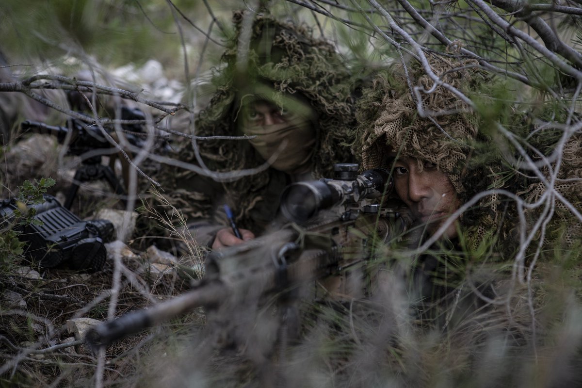 armeedeTerre's tweet photo. C'est reparti pour 2022 🗳 élisez votre #PhotoDeLaSemaine !

1️⃣ #PrépaOps tireurs d'élite du @2eEtranger
2️⃣ #Innovation simulation 🚁 avec le @5eRHC
3️⃣ #EnLeurSouvenir honneurs militaires au sergent Jérémy Amoroso au #13BCA
4️⃣ #DéTERREmiNation course d'obstacles au @35emeRI

⤵️⤵️ https://t.co/3mRcSWudf4