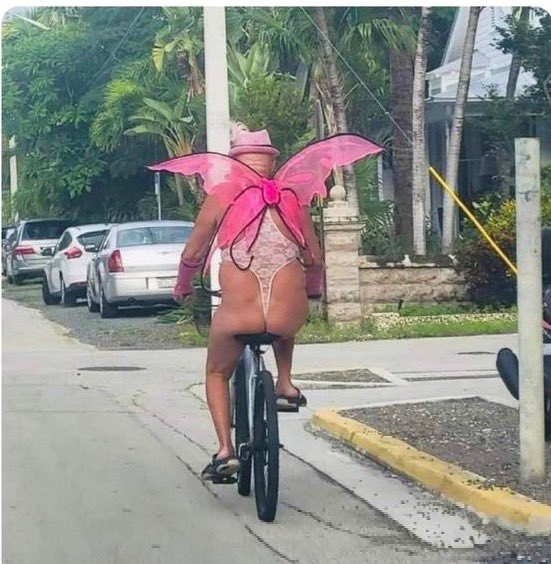 AndNader's tweet photo. A borboleta do estômago indo embora porque percebeu que não ia dar certo de novo… 🤡🤡🤡 https://t.co/FCDpCutCJx