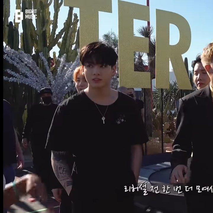 sunstaehv's tweet photo. Eu amei que a bighit tá criando vergonha na cara e parando de censurar as tattoo do JK https://t.co/9fv0ilpKJO