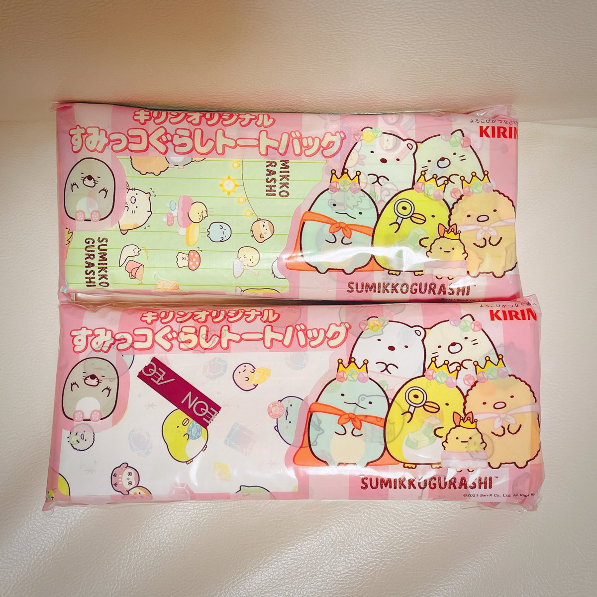 pokoxpon's tweet photo. 生茶買ったらすみっコぐらしのトートバッグが付いてきた！
箱買いするともらえるらしい。
うまい販売方法。やるー。
箱の近くにあったトートバッグと一緒にレジに持って行っておまけってこれですかね？って確認して支払ったけど箱の中にも1つ入ってた。
バッグ増えた。
#生茶 #すみっコぐらし https://t.co/cjMfZVuSVF