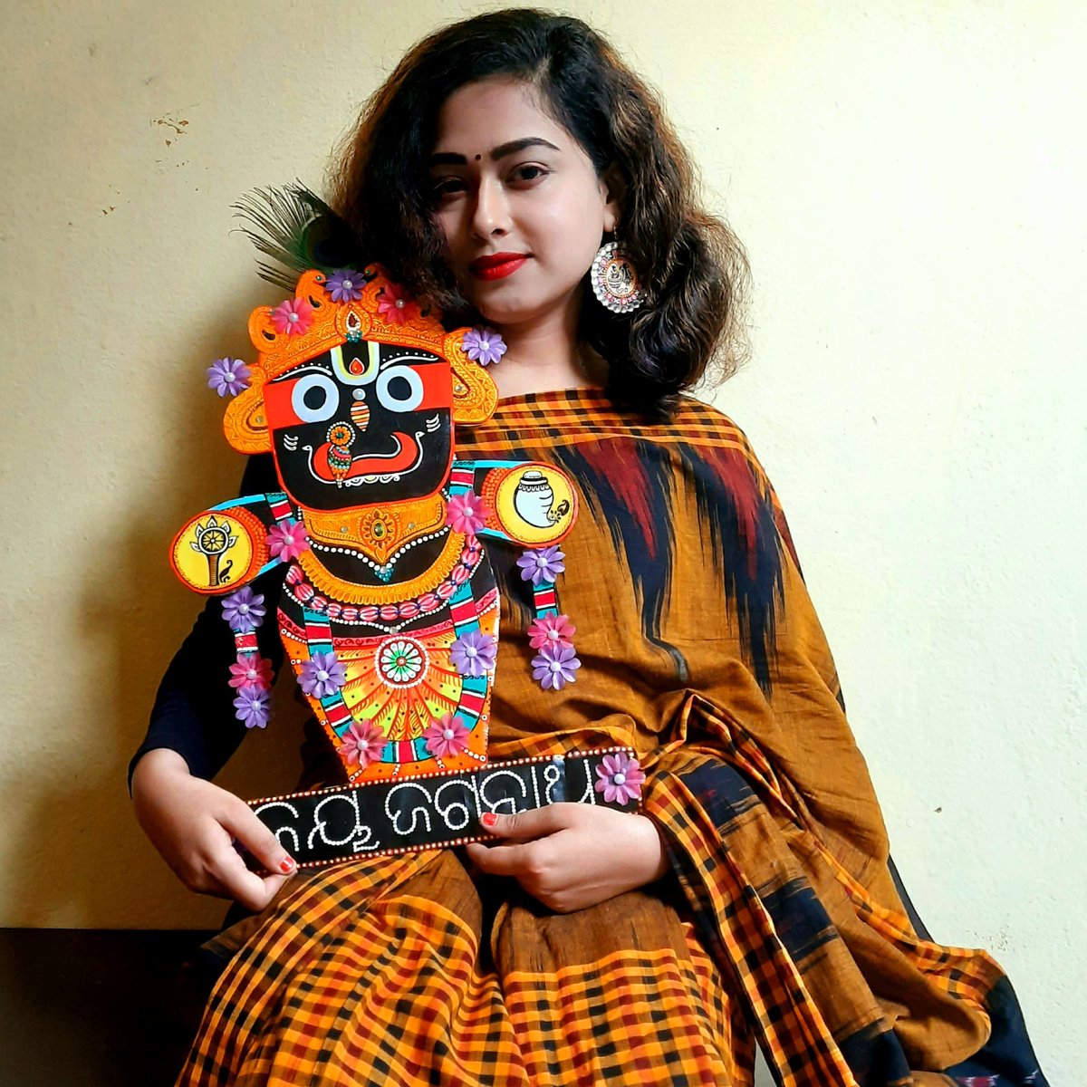 #latepost 
I have made Mahaprabhu Jagannath's craft using corrugated box, acrylic colour, glitter and flower. This is the last painting of this year. So i have written Adieu 2021 and welcome 2022 back side of the craft.🙏🏻🌸
#jayjagannath
#welcome2022