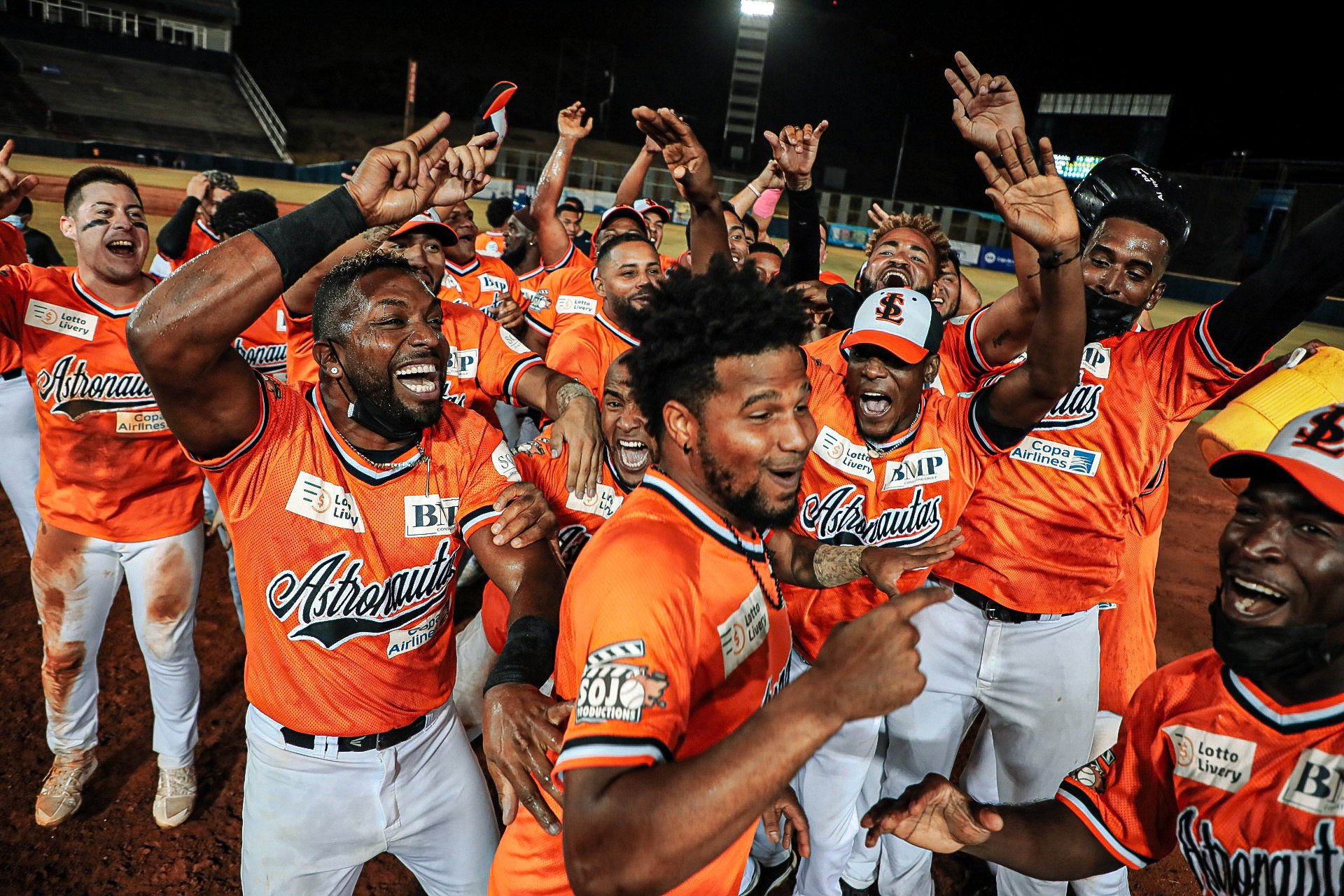 Astronautas de Los Santos on Twitter: &quot;Somos campeones 🧡🖤 arriba Los Santos #VamosAstronautas 🏆👨🏽‍🚀 https://t.co/Fi8RV5Wbmz&quot; / Twitter