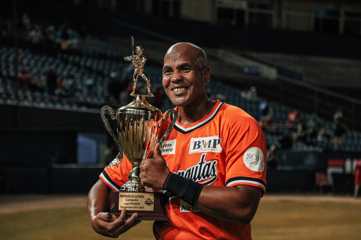 Somos campeones 🧡🖤 arriba Los Santos #VamosAstronautas 🏆👨🏽‍🚀