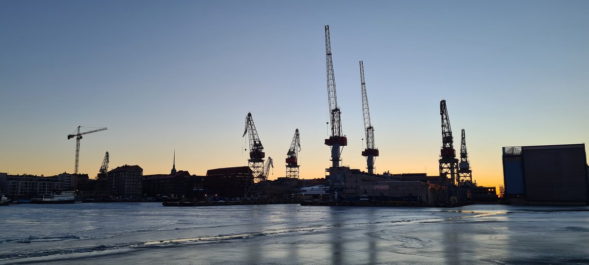 One of the vaccination centers is next to Helsinki shipyard. Bright winter morning. https://t.co/ed6RKLOx9H