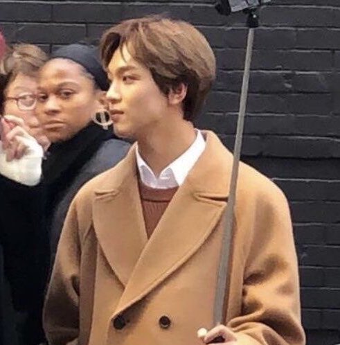 thinkhaechan's tweet photo. haechan naturally owns this light brown aesthetic https://t.co/jlgR2WbOSG