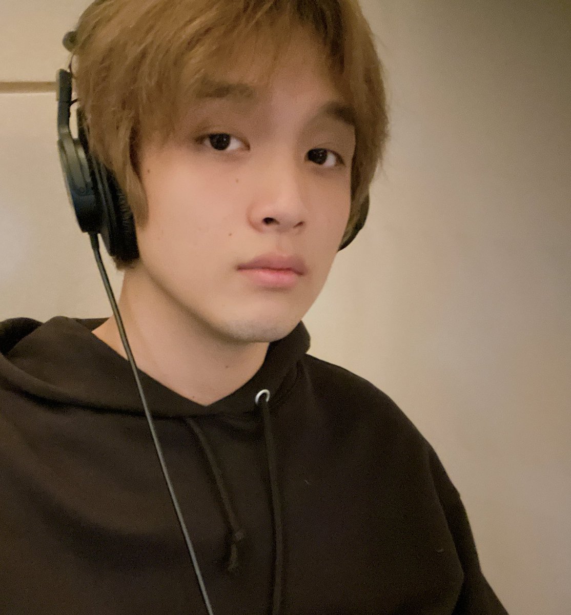 thinkhaechan's tweet photo. haechan naturally owns this light brown aesthetic https://t.co/jlgR2WbOSG