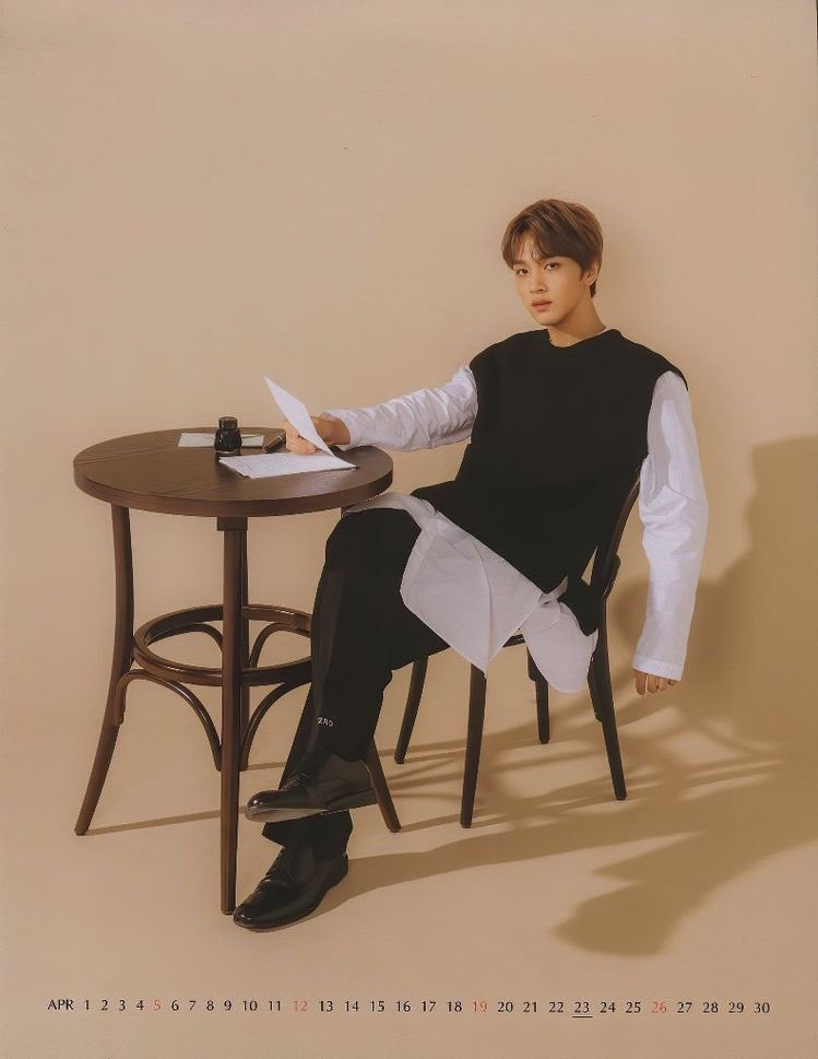 thinkhaechan's tweet photo. haechan naturally owns this light brown aesthetic https://t.co/jlgR2WbOSG