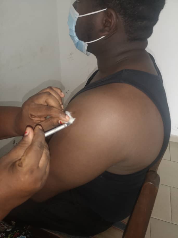 Badalfohmoh7's tweet photo. @EtienneTalla1 s'est déjà lui vacciné. 1- https://t.co/uJRlGDOlUT enregistre toi et rends toi dans un centre de santé habileté pour les vaccins anti-Covid 19 et le tout est joué. 15 à 20 minutes après, tu as tes résultats.
#SafeCan
#CCOUSP
#MINSANTE
#PEV https://t.co/KAJvRbF7FG