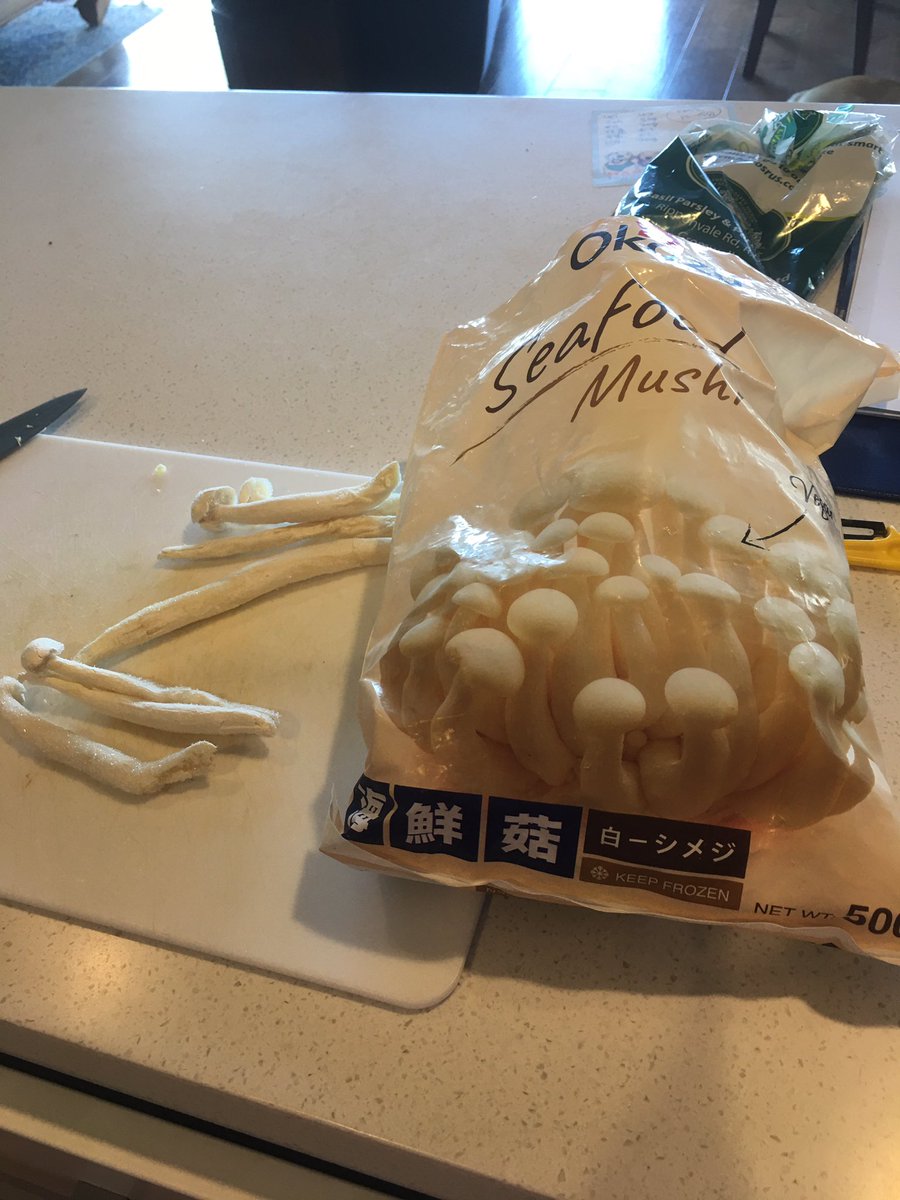 hitsujinokuni's tweet photo. 冷凍のシメジが売られてたので大枚叩いて購入したら、チーム全員解散してた。
(でもすっごく美味しい！) https://t.co/v7JxwGPWH4