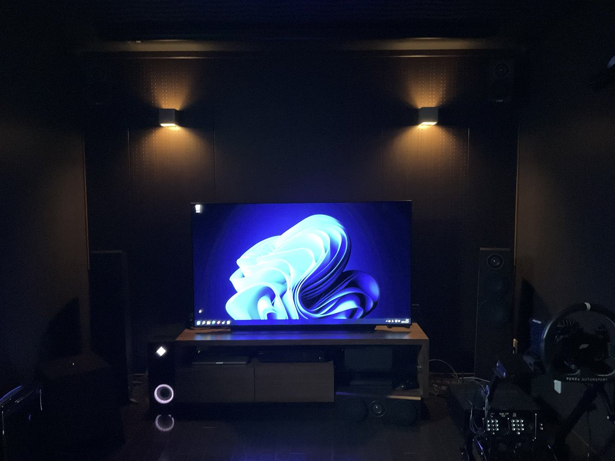 Alikick's tweet photo. 我が家のゲーミング環境。
防音暗室で壁と天井に吸音材を貼った5.1.2chのシアタールーム。
4K 120fpsの65インチOLEDと100インチプロジェクター。
RTX3080のOMENとXSX、PS4、Switchが繋がってます。
携帯機として2070Sのゲーミングノート。そしてFanatec。
シングルソファにオットマンの構成です。 https://t.co/jF9owcgN71