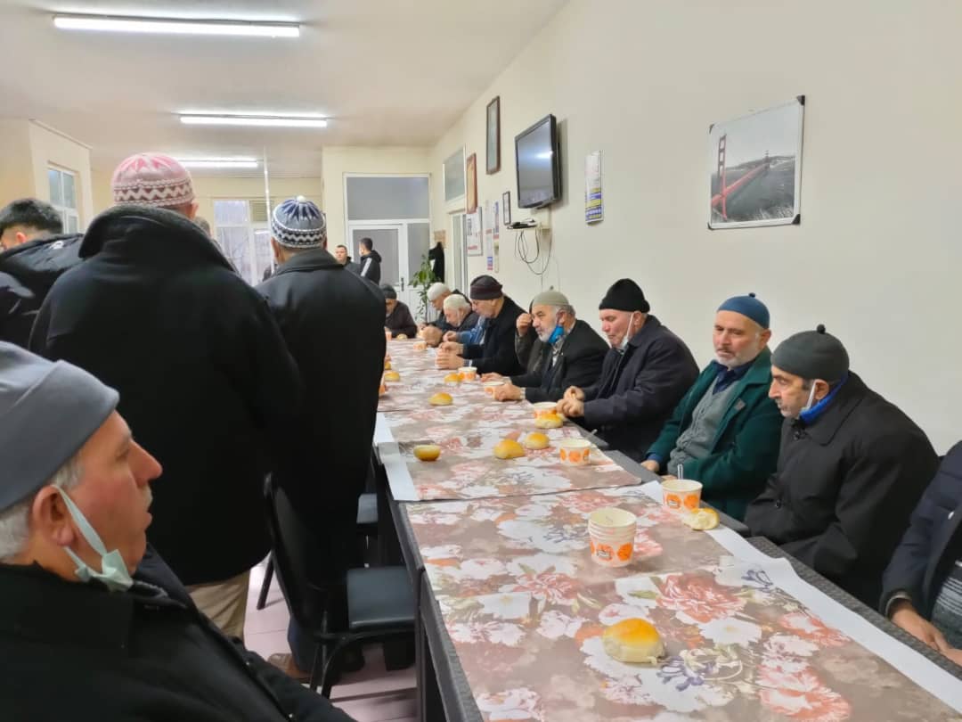 IlceSoma's tweet photo. SABAH NAMAZI BULUŞMALARI DEVAM EDİYOR.
İlçe Müftülüğü tarafından düzenlenen Sabah Namazı programları cemaatin yoğun katılımı ile devam ediyor. 15.01. 2022 Cumartesi günü Sabah Namazı Buluşması  İmam-ı Azam Camiinde yapıldı. Namaza müteakip cemaate çorba ve çay ikramında edildi. https://t.co/RwUPq4LkLz
