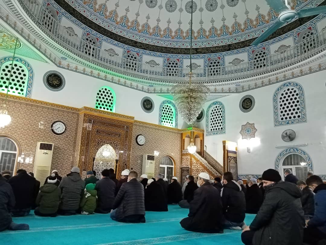 IlceSoma's tweet photo. SABAH NAMAZI BULUŞMALARI DEVAM EDİYOR.
İlçe Müftülüğü tarafından düzenlenen Sabah Namazı programları cemaatin yoğun katılımı ile devam ediyor. 15.01. 2022 Cumartesi günü Sabah Namazı Buluşması  İmam-ı Azam Camiinde yapıldı. Namaza müteakip cemaate çorba ve çay ikramında edildi. https://t.co/RwUPq4LkLz