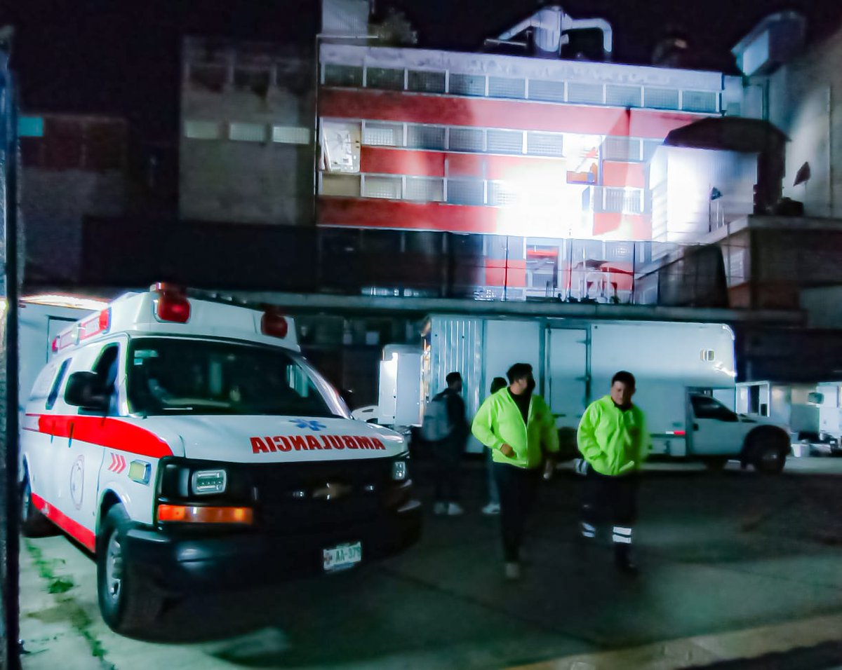 AmbulanciasMAR's tweet photo. Cambio de SET de Filmación ahora en el #EdoMex continuamos atentos con 4 paramédicos en todas las instalaciones en prevención ! Eres #ProductorAudioVisual ? Llámanos tenemos costos preferenciales para ti ! #SomosLosDelCorazon #SomosMedicaLES 🕹️📲📡🚑🚀 https://t.co/RVBCTkVVEw