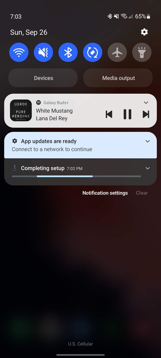 eric23600's tweet image. I found this photo from One UI 4 Beta 1 (S21) and the adaptive music output looks way better than just pure gray always (ignore how the album cover doesnt match the song).